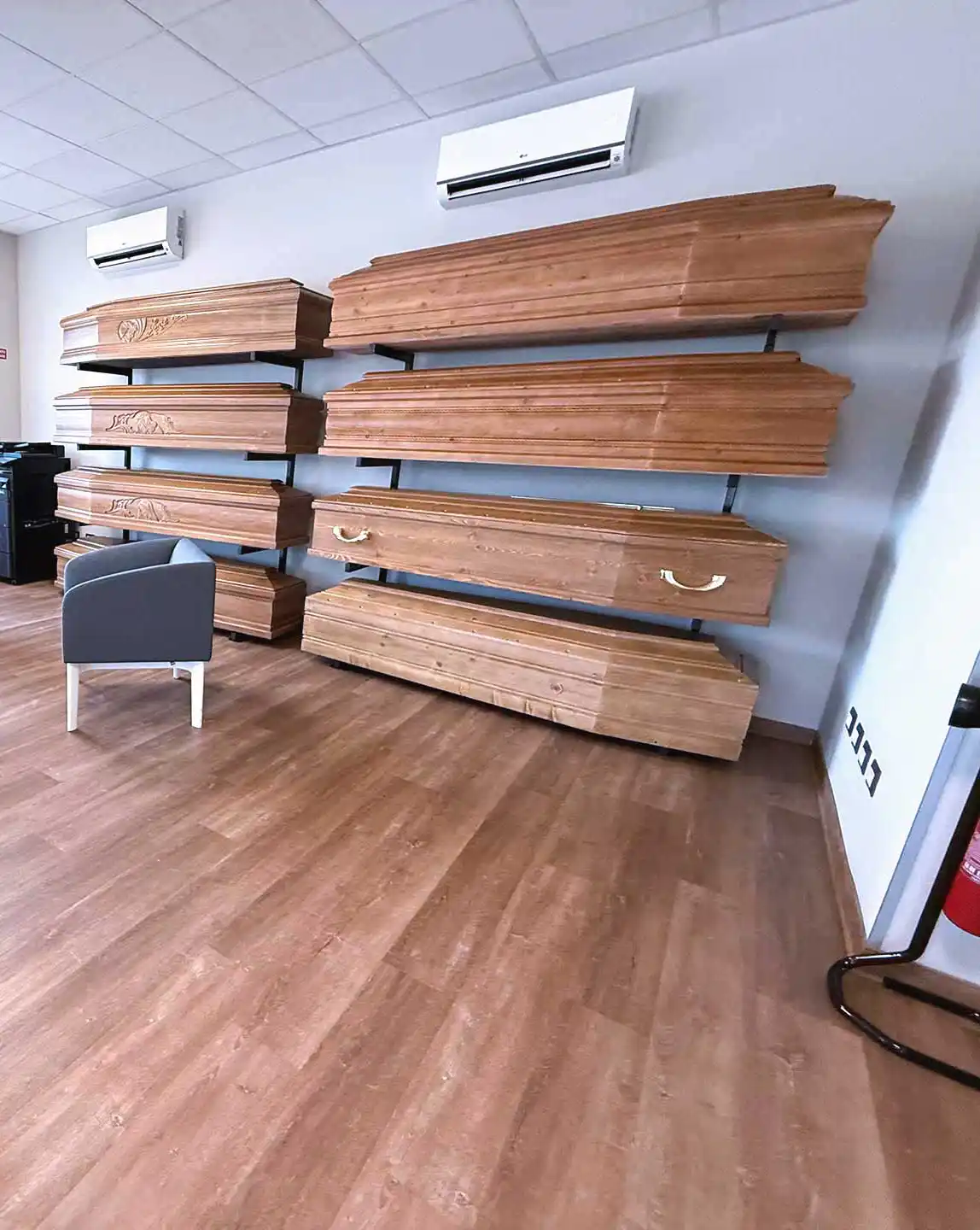 cofani funebri sede di brandizzo Cofani funebri esposti presso Athena Onoranze Funebri a Brandizzo